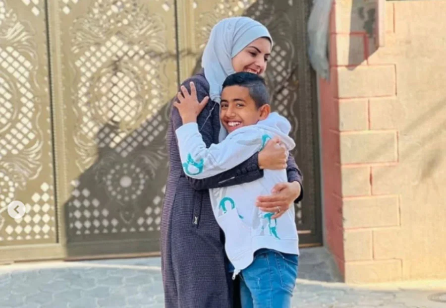 مريم أبو دقة برفقة ابنها غيث.